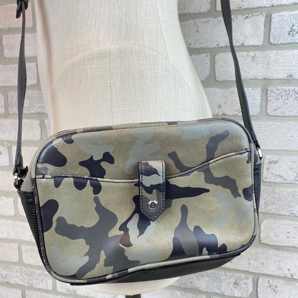 G.I.L.I. Camo Mini Crossbody Bag - Picture 2 of 11